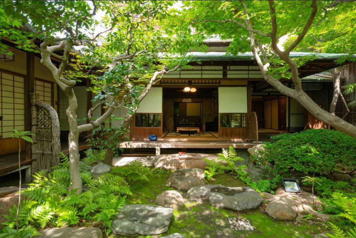 全京都好きにメモっといて欲しいのが、京都の鯉屋さん……庭付きのお屋敷に1泊6千円で泊まれちゃう(しかも朝食付‼︎)……夜は錦市場で買い込んだ惣菜と地酒で一杯やって、朝は縁側で日向ぼっこしながら遅めのモーニング……(レイヤーさん用のお得プランもあります……)