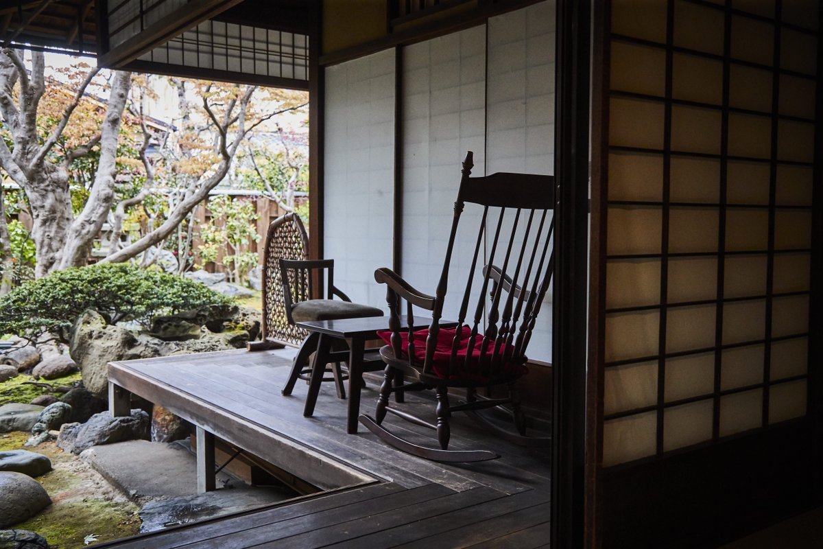 全京都好きにメモっといて欲しいのが、京都の鯉屋さん……庭付きのお屋敷に1泊6千円で泊まれちゃう(しかも朝食付‼︎)……夜は錦市場で買い込んだ惣菜と地酒で一杯やって、朝は縁側で日向ぼっこしながら遅めのモーニング……(レイヤーさん用のお得プランもあります……)