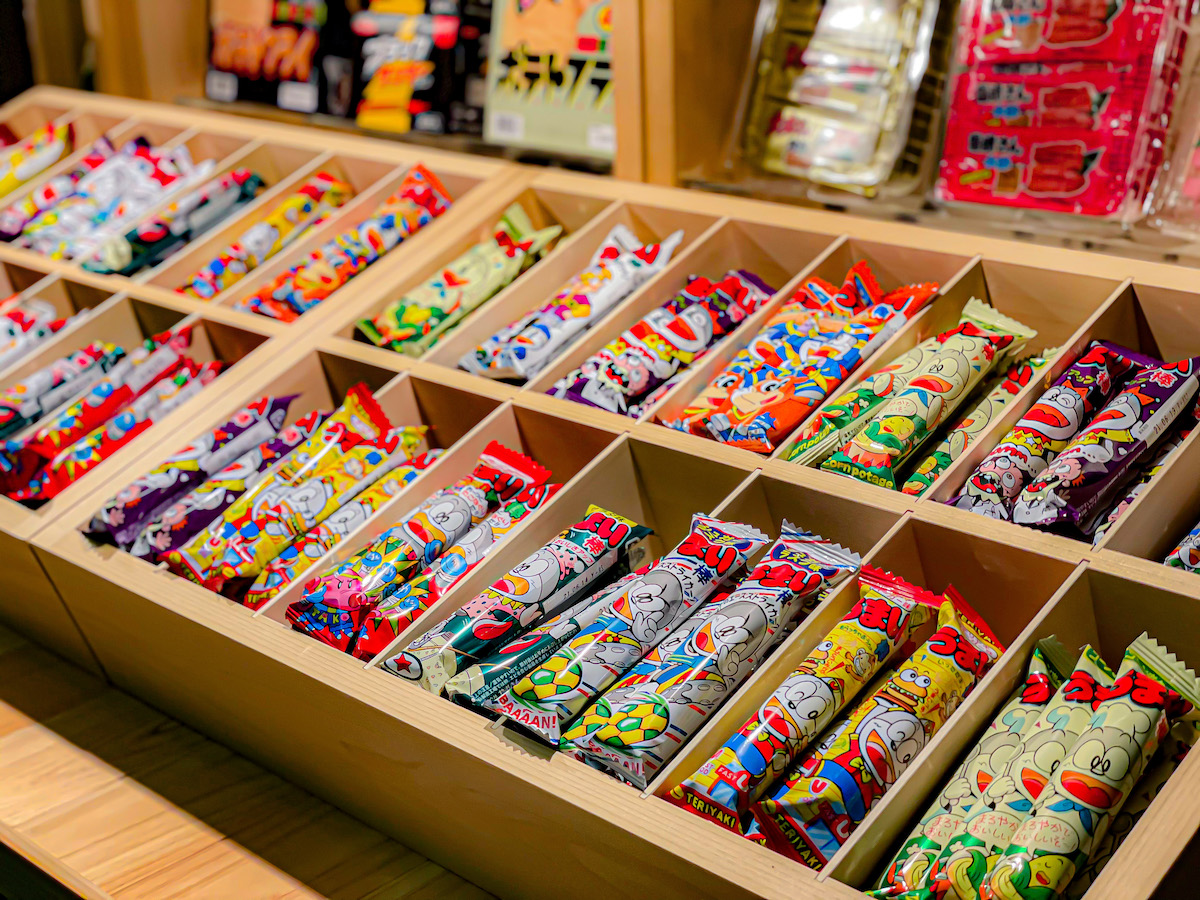  ・お預かりした車の窓をピカピカにしてる