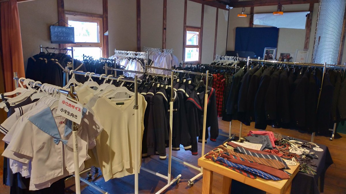 あまりにも人が少なくて心配になったけど、岡山の学生服資料館は制服着放題、着るのが恥ずかしくてもトルソーや教室セットで撮り放題、しかも入館無料だから是非とも訪れて欲しいし可愛いお土産もあるので(しかも安くてクオリティ高い)ほんと是非訪れて欲しい