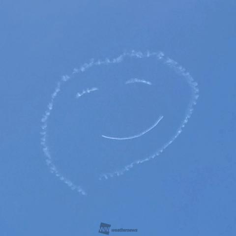 ( ◠‿◠ ) うつむきがちになる状況も多い中、空を見上げることで気分をリフレッシュし、少しでも明るい気分になってもらえたらという想いを込めて、曲技飛行パイロットの室屋義秀さんが福島の空にスモークで笑顔を描きました