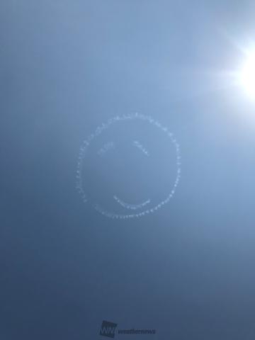 ( ◠‿◠ ) うつむきがちになる状況も多い中、空を見上げることで気分をリフレッシュし、少しでも明るい気分になってもらえたらという想いを込めて、曲技飛行パイロットの室屋義秀さんが福島の空にスモークで笑顔を描きました