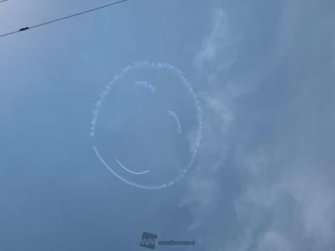 ( ◠‿◠ ) うつむきがちになる状況も多い中、空を見上げることで気分をリフレッシュし、少しでも明るい気分になってもらえたらという想いを込めて、曲技飛行パイロットの室屋義秀さんが福島の空にスモークで笑顔を描きました