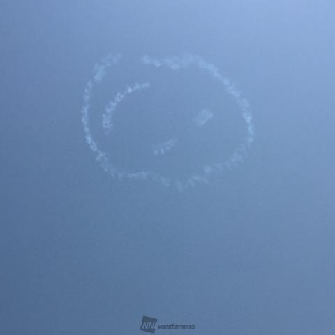 ( ◠‿◠ ) うつむきがちになる状況も多い中、空を見上げることで気分をリフレッシュし、少しでも明るい気分になってもらえたらという想いを込めて、曲技飛行パイロットの室屋義秀さんが福島の空にスモークで笑顔を描きました