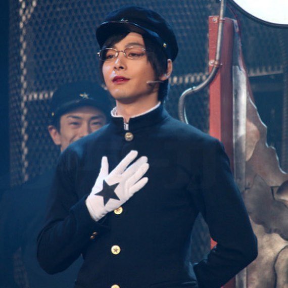 †  真つ赤な口紅を常に塗つてる男性はやはり素敵💄  そして