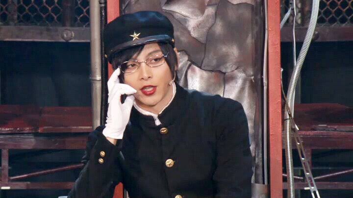 †  真つ赤な口紅を常に塗つてる男性はやはり素敵💄  そして