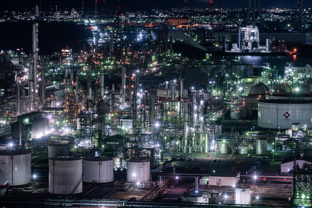 ゲームの舞台にしか見えない四日市の工場群 