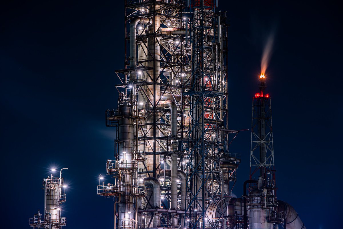 ゲームの舞台にしか見えない四日市の工場群 