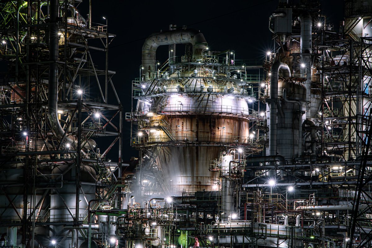 ゲームの舞台にしか見えない四日市の工場群 