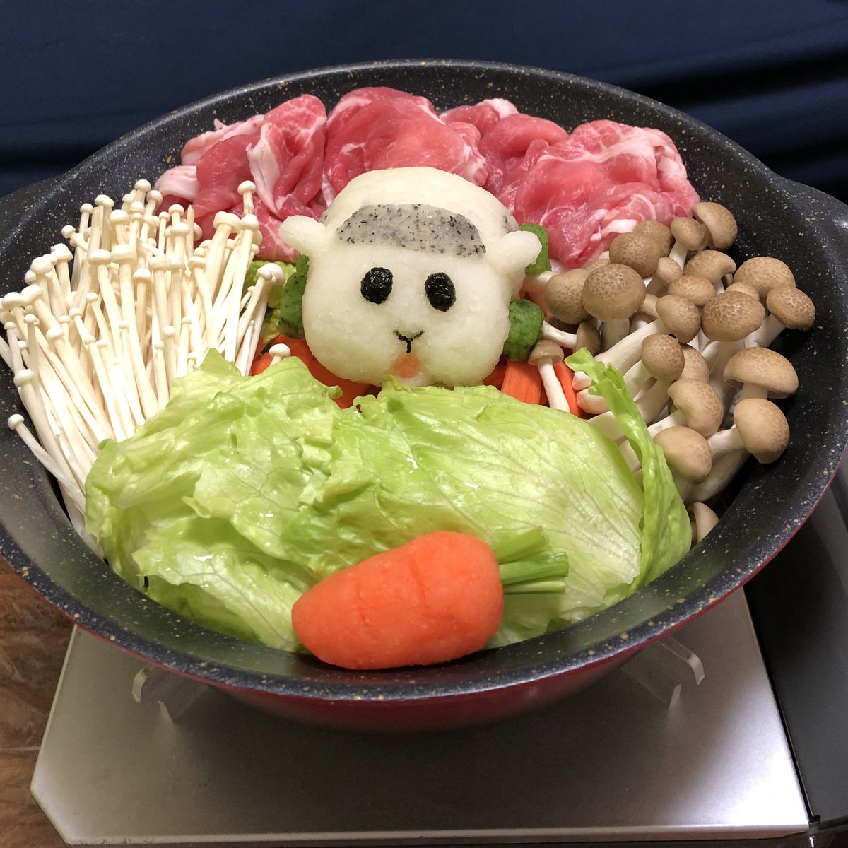 PUI PUI🍲 レタスを頬張るシロモちゃんは自分が食べられる側だということをまだ知らない🤫 …漫画のタイトルみたいだな  #モルカー　#大根おろしアート 