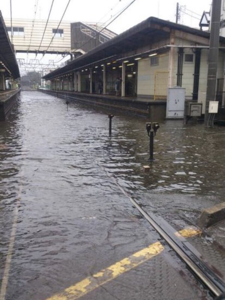 台風での休校を期待している皆さんですが、ここで、台風によって浸水した我らが最寄り習志野駅と、その浸水の中へと果敢に突撃する世界最強の新京成線を見てみましょう 