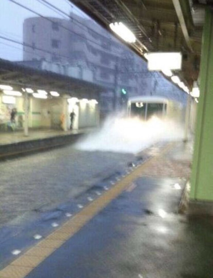 台風での休校を期待している皆さんですが、ここで、台風によって浸水した我らが最寄り習志野駅と、その浸水の中へと果敢に突撃する世界最強の新京成線を見てみましょう