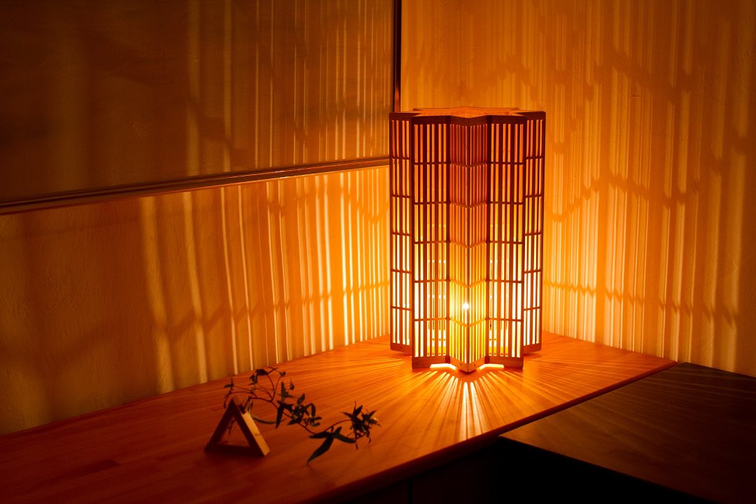 山形の職人さんが「組子(釘を使わずに木を組み付ける伝統技術)」を「ライト」と組み合わせたみたいなんだけど、大正解じゃない