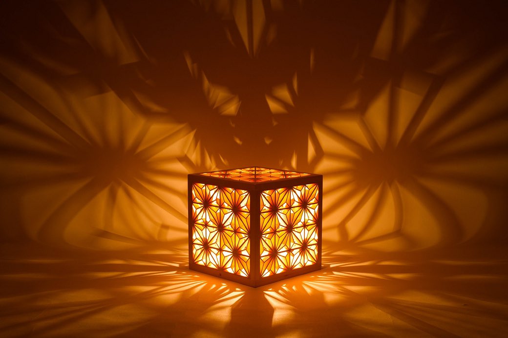 山形の職人さんが「組子(釘を使わずに木を組み付ける伝統技術)」を「ライト」と組み合わせたみたいなんだけど、大正解じゃない