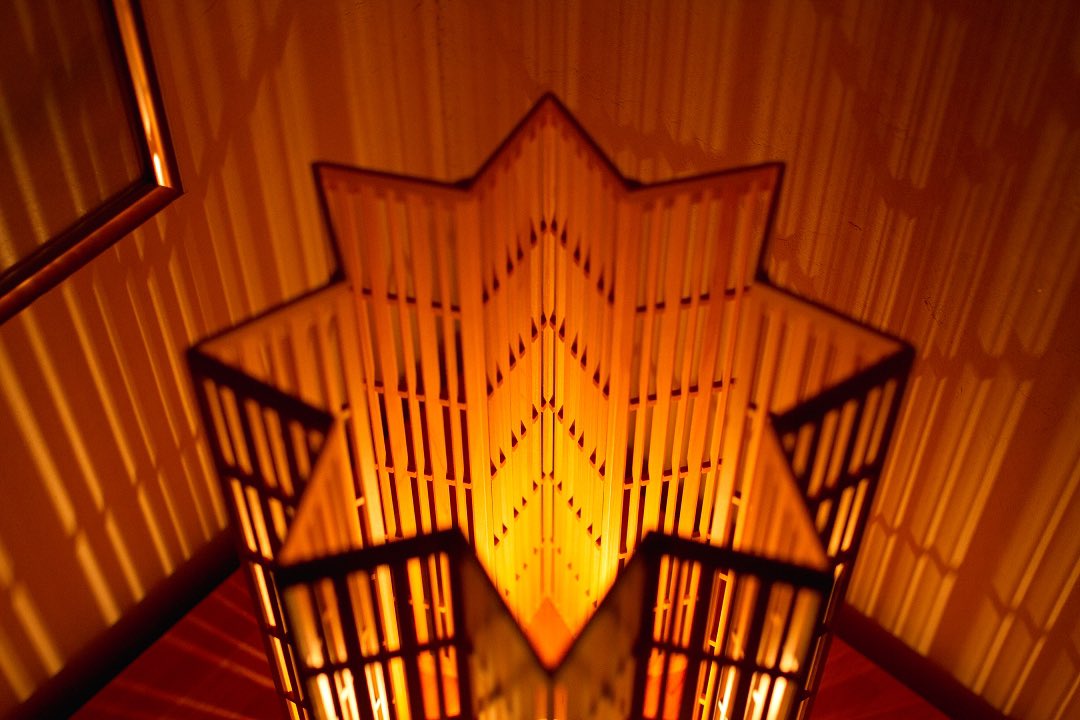 山形の職人さんが「組子(釘を使わずに木を組み付ける伝統技術)」を「ライト」と組み合わせたみたいなんだけど、大正解じゃない