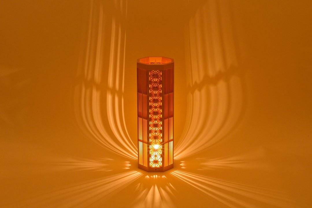 山形の職人さんが「組子(釘を使わずに木を組み付ける伝統技術)」を「ライト」と組み合わせたみたいなんだけど、大正解じゃない