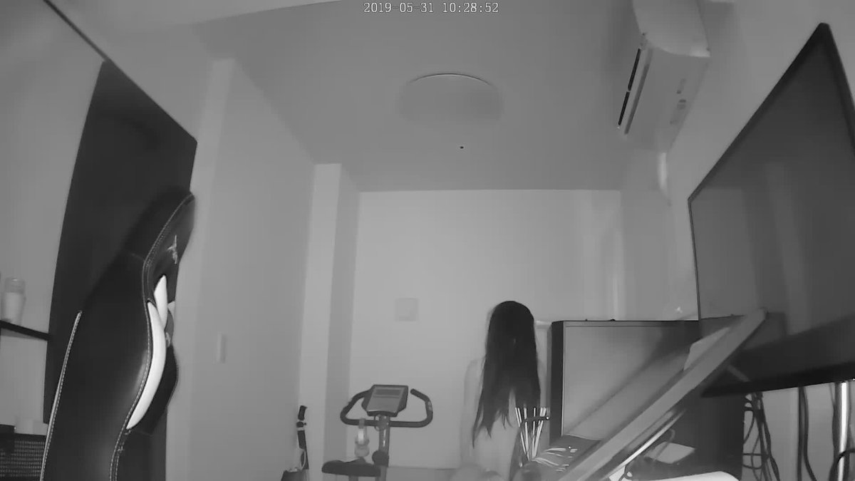 うちの妻の特技が「ロングのウィッグをかぶって白いワンピースを着て暗闇の中ただ立ち尽くす事」なんですが家の中で突然遭遇すると本当に気絶するんじゃないかってレベルにビビるし、最近は家の監視カメラにも映り込んでくるのでプロ意識が高まってきてる気がします