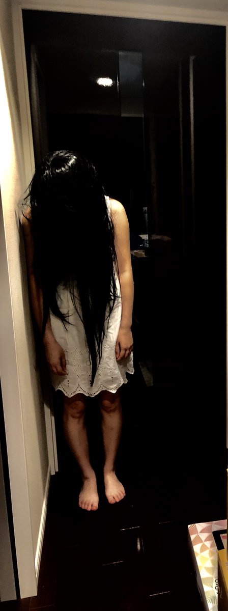 うちの妻の特技が「ロングのウィッグをかぶって白いワンピースを着て暗闇の中ただ立ち尽くす事」なんですが家の中で突然遭遇すると本当に気絶するんじゃないかってレベルにビビるし、最近は家の監視カメラにも映り込んでくるのでプロ意識が高まってきてる気がします