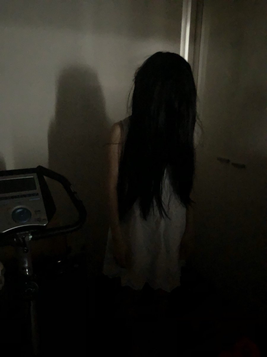 うちの妻の特技が「ロングのウィッグをかぶって白いワンピースを着て暗闇の中ただ立ち尽くす事」なんですが家の中で突然遭遇すると本当に気絶するんじゃないかってレベルにビビるし、最近は家の監視カメラにも映り込んでくるのでプロ意識が高まってきてる気がします