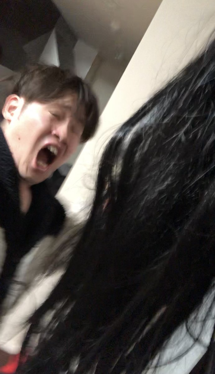 コスプレイヤーと結婚したいって言ってる人、全然いいと思うけど一緒に住んで数年は修羅場中にその辺に放置されたウィッグにビビって腰抜かす生活が続くぞ
