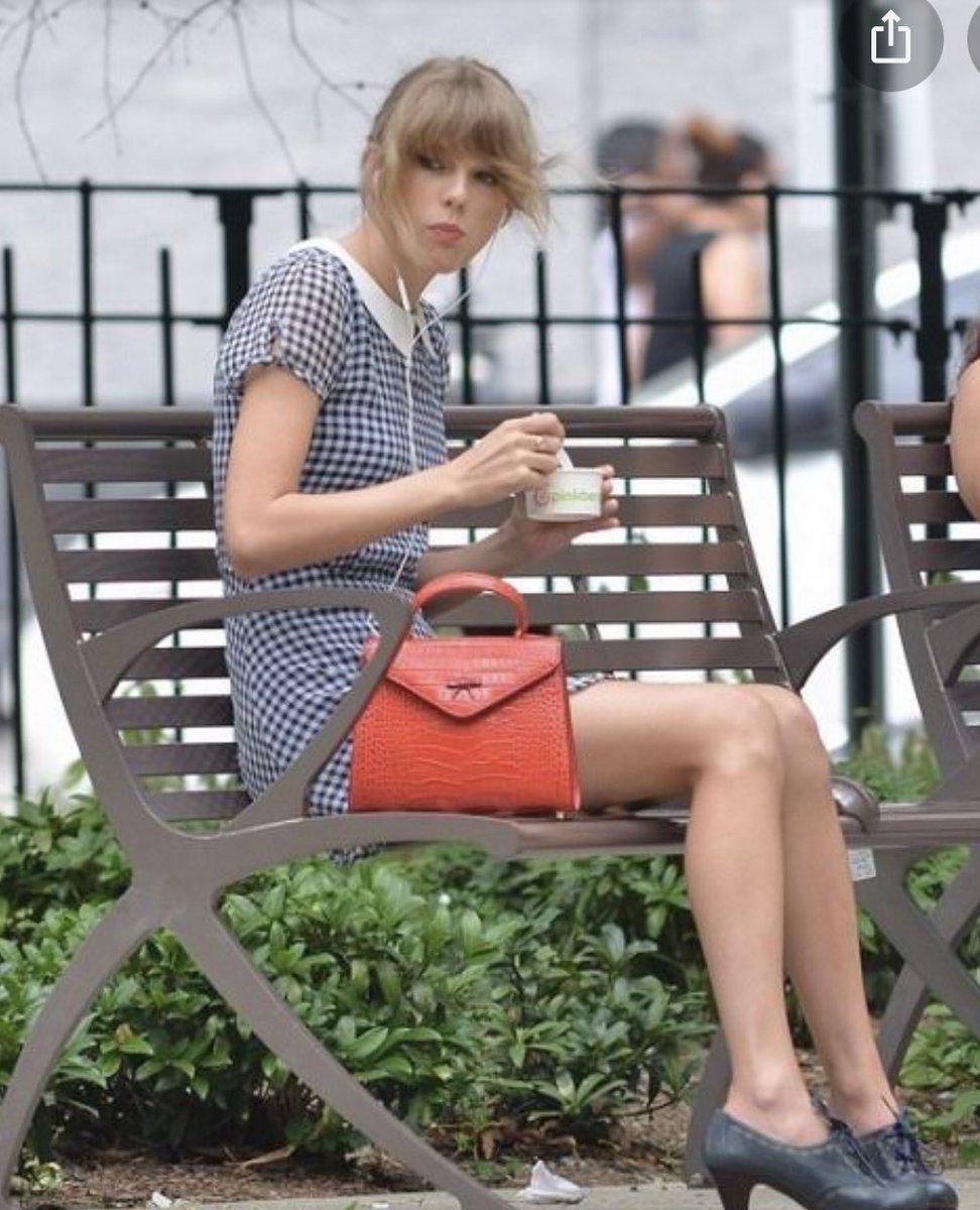 テイラー・スウィフトがNYの公園でぼっち飯してるだけでお洒落なのほんと好き 