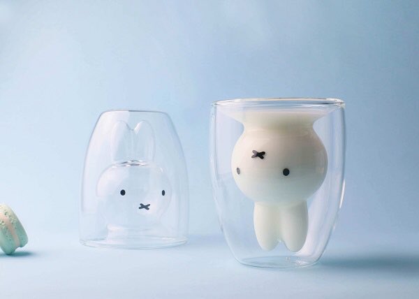 牛乳を注ぐとミッフィーが現れるグラス、現れ方それなんだ（逆さ吊り） 