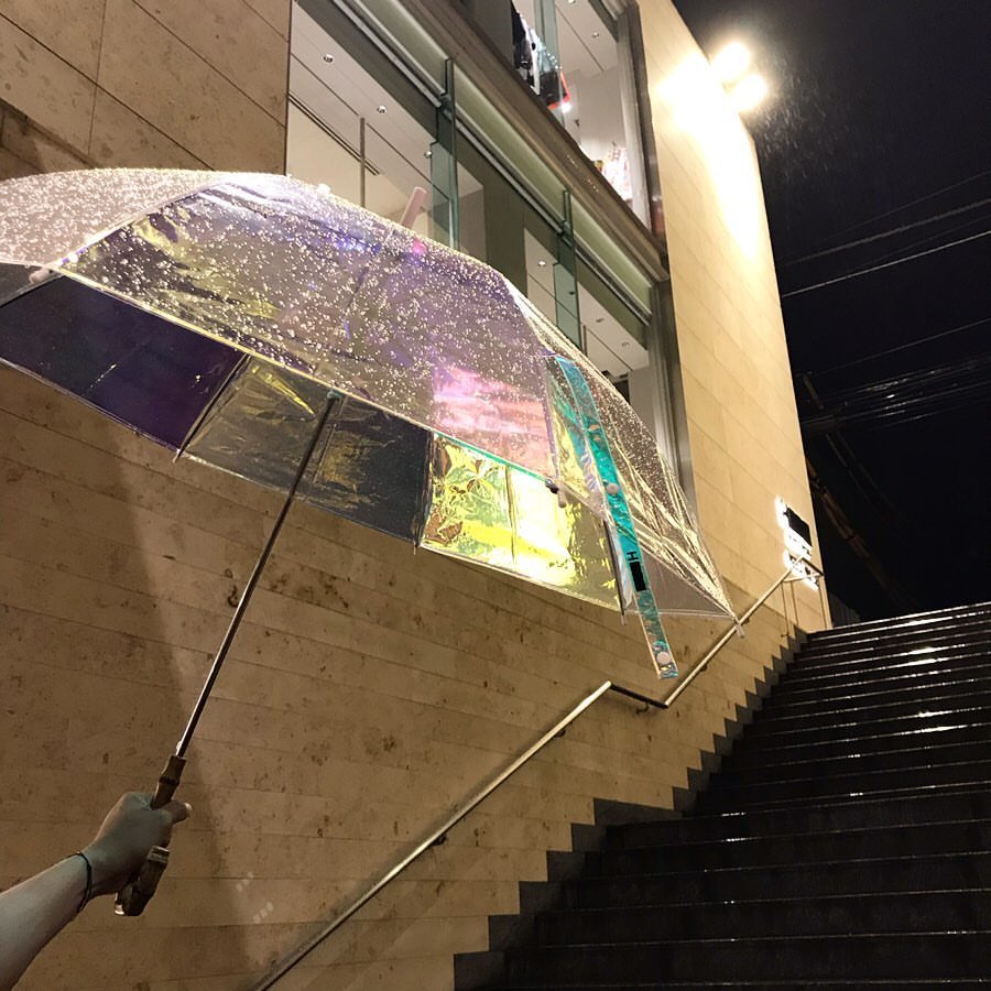 H BEAUTY&YOUTHのオーロラの傘がかわいすぎて即買いした オーロラやホログラム、オパール的なグラデーションアディクトとしてはたまらない… ハンドルもいい  