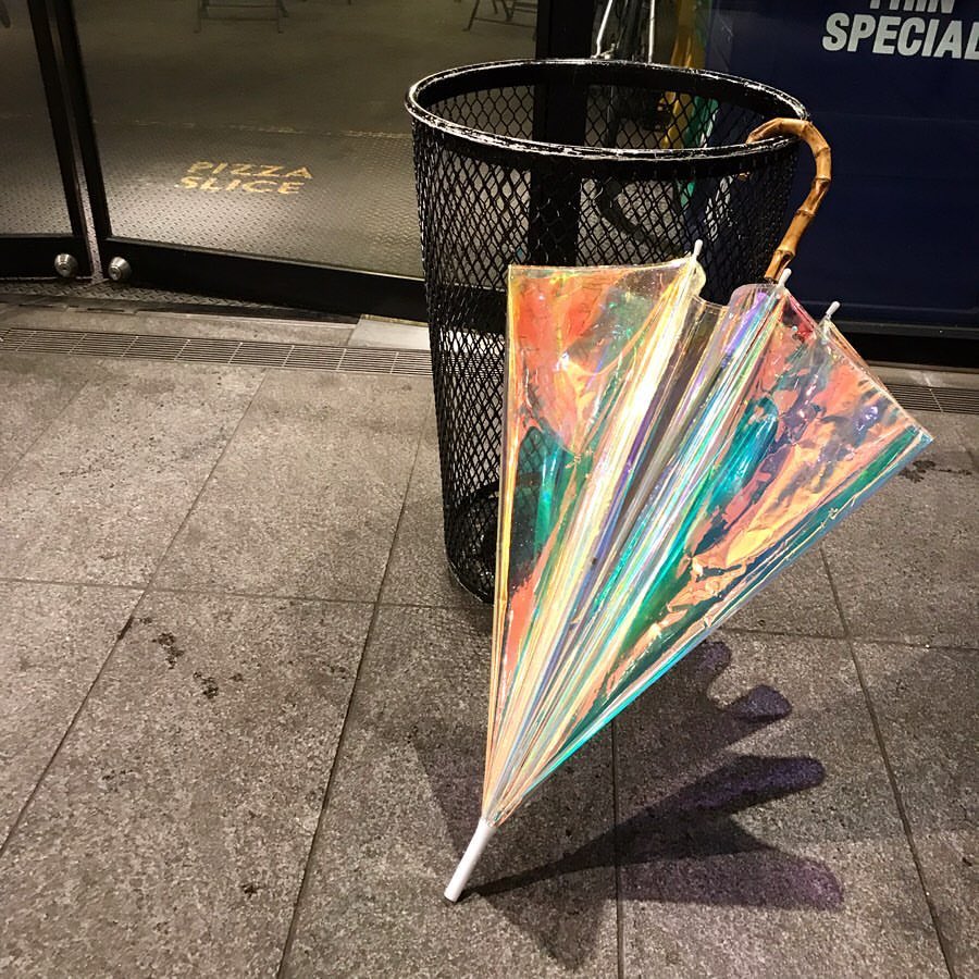 H BEAUTY&YOUTHのオーロラの傘がかわいすぎて即買いした オーロラやホログラム、オパール的なグラデーションアディクトとしてはたまらない… ハンドルもいい  