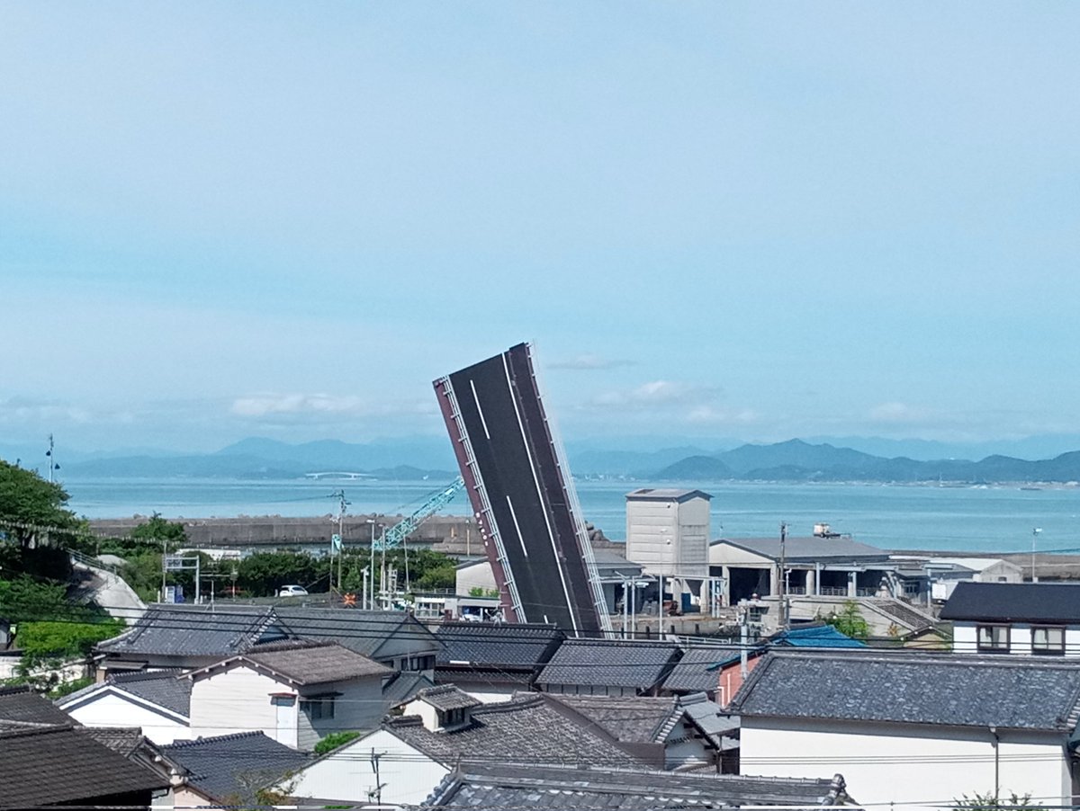 空から道路が降ってきて、地面に突き刺さってんのかと思った