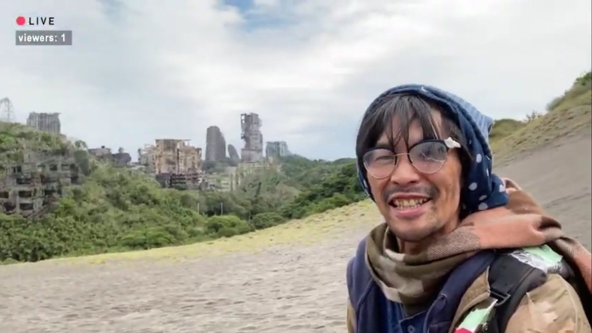 ジャンルはいわゆるポストアポカリプスSF（『少女終末旅行』とか）で、日本が舞台の実写だと不可能だと思ってたんだけど、このアプローチは盲点だ…