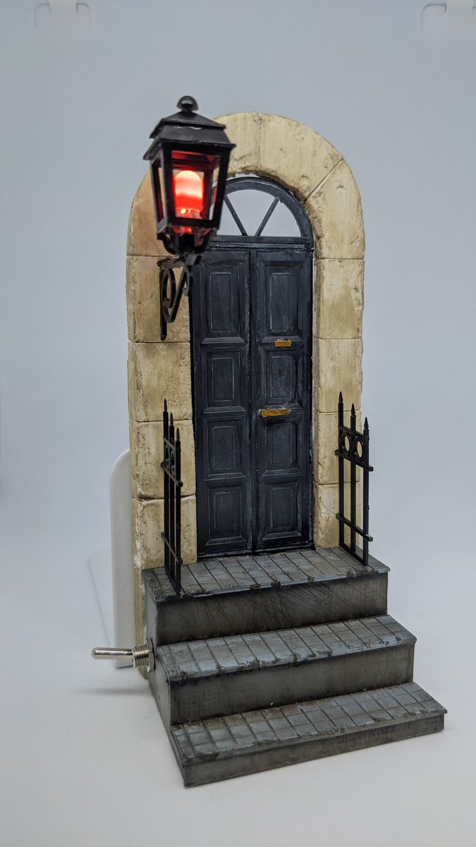  ステイホームの夜中に読書の世界へ誘う扉のブックエンド型ジオラマです📚 なかなか素敵な小品が出来たと自画自賛😁 