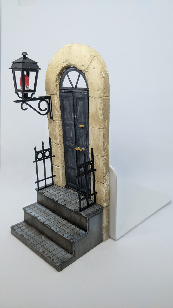  ステイホームの夜中に読書の世界へ誘う扉のブックエンド型ジオラマです📚 なかなか素敵な小品が出来たと自画自賛😁 