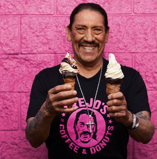 ダニー・トレホのドーナツ屋が日本に上陸すればきっとタピオカドリンク以上の大ブームが巻き起こり、原宿や表参道でマチェーテ片手に闊歩する女子たちが溢れかえることでしょう 