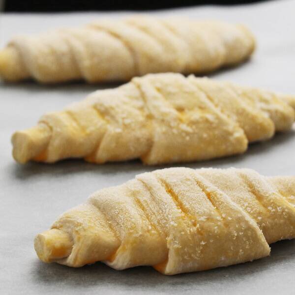  えっやばい これとんでもなく美味しい どういうことよこれサックサクのじわバター最高……ジャムいらん……これだけでいい……これは飲み物だわ  KALDIのクロワッサンやばい、やばい…… 