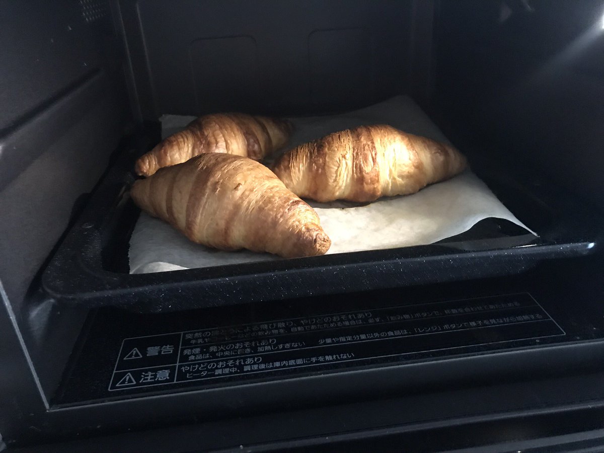  えっやばい これとんでもなく美味しい どういうことよこれサックサクのじわバター最高……ジャムいらん……これだけでいい……これは飲み物だわ  KALDIのクロワッサンやばい、やばい…… 