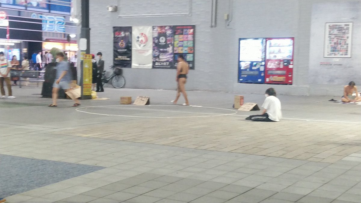 宵の口の歌舞伎町シネシティ広場に土俵が作られて、関取がいました