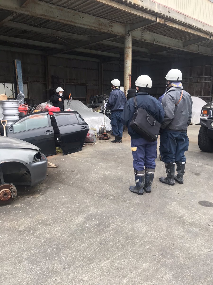 現場検証が本日終わりました 2階の空き部屋に4箇所木を組んで火をつけられて居ました 下にある工場は焼け落ちた瓦礫と水でもはや再建は不可能です 場所を移転しか方法が無いみたいです機材も全損 学校名は伏せますが既に近くの高校生2人組と言う事がわかって居ます 近くに居た人が顔を見ています