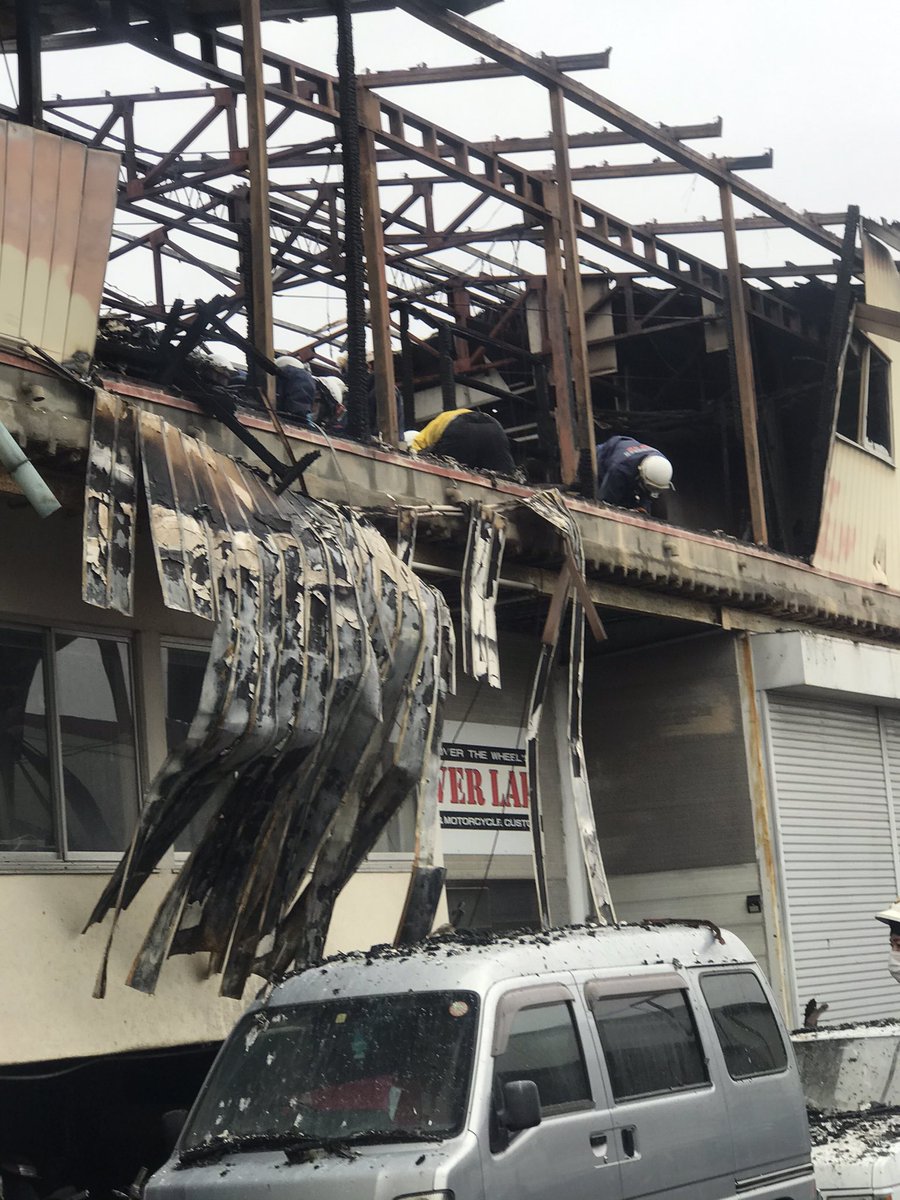 現場検証が本日終わりました　2階の空き部屋に4箇所木を組んで火をつけられて居ました　下にある工場は焼け落ちた瓦礫と水でもはや再建は不可能です　場所を移転しか方法が無いみたいです機材も全損　学校名は伏せますが既に近くの高校生2人組と言う事がわかって居ます　近くに居た人が顔を見ています 