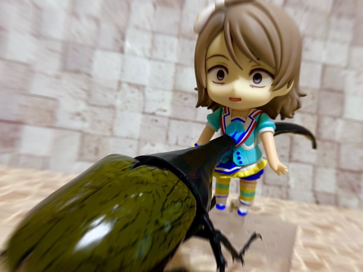 かぶとむしガチャの角取れるようになってるの、こうやって遊べってこと