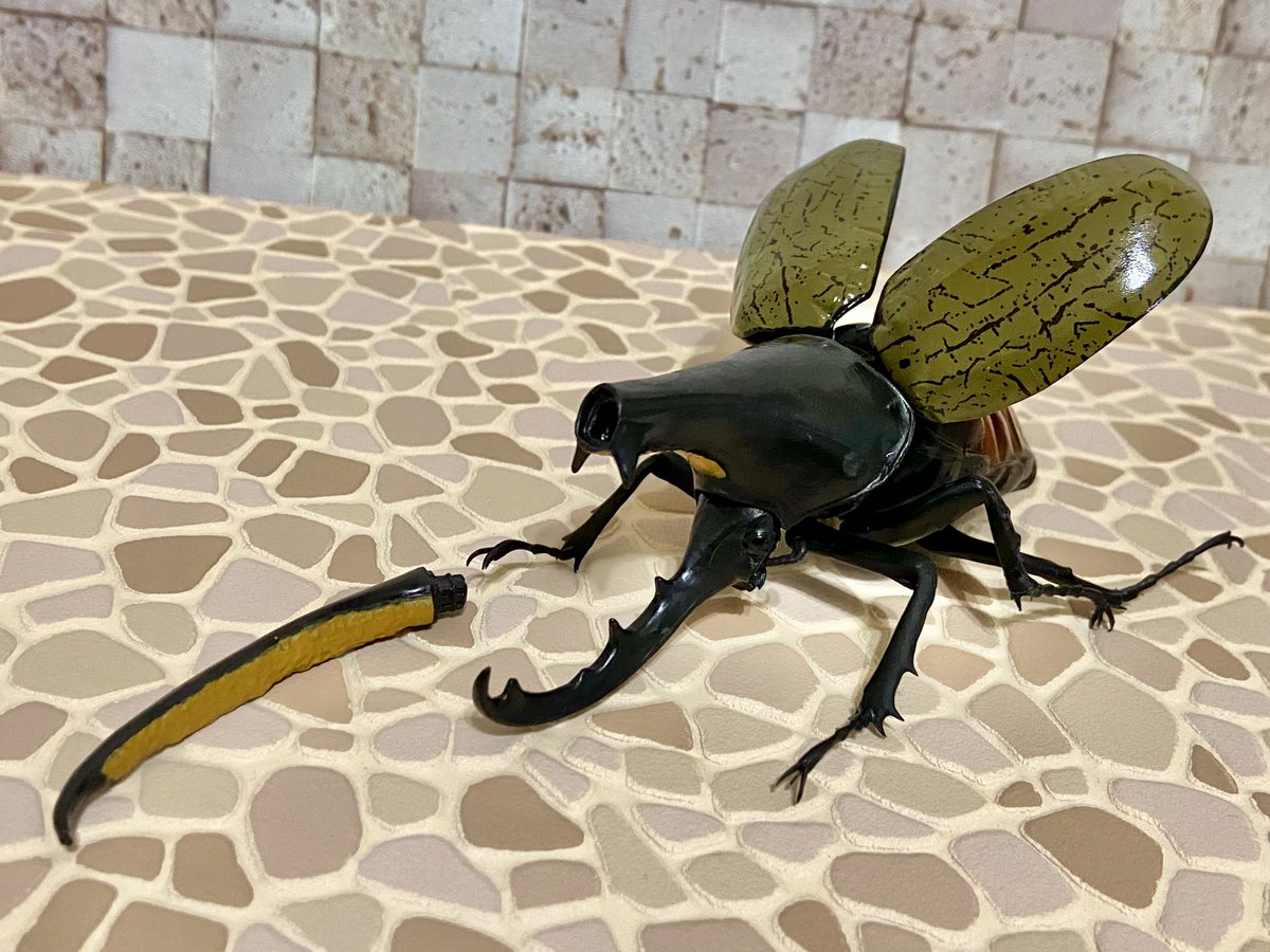 かぶとむしガチャの角取れるようになってるの、こうやって遊べってこと