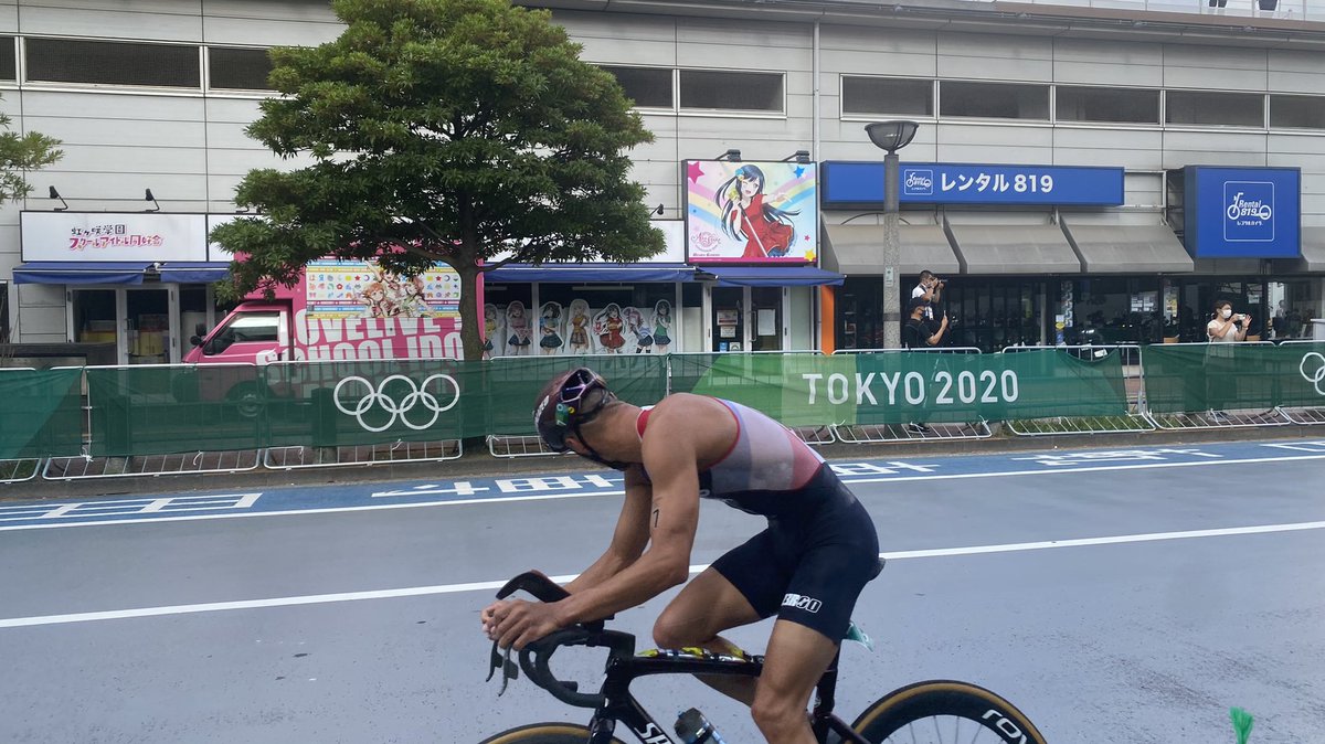 優木せつ菜を一瞥するバンサン・ルイ 