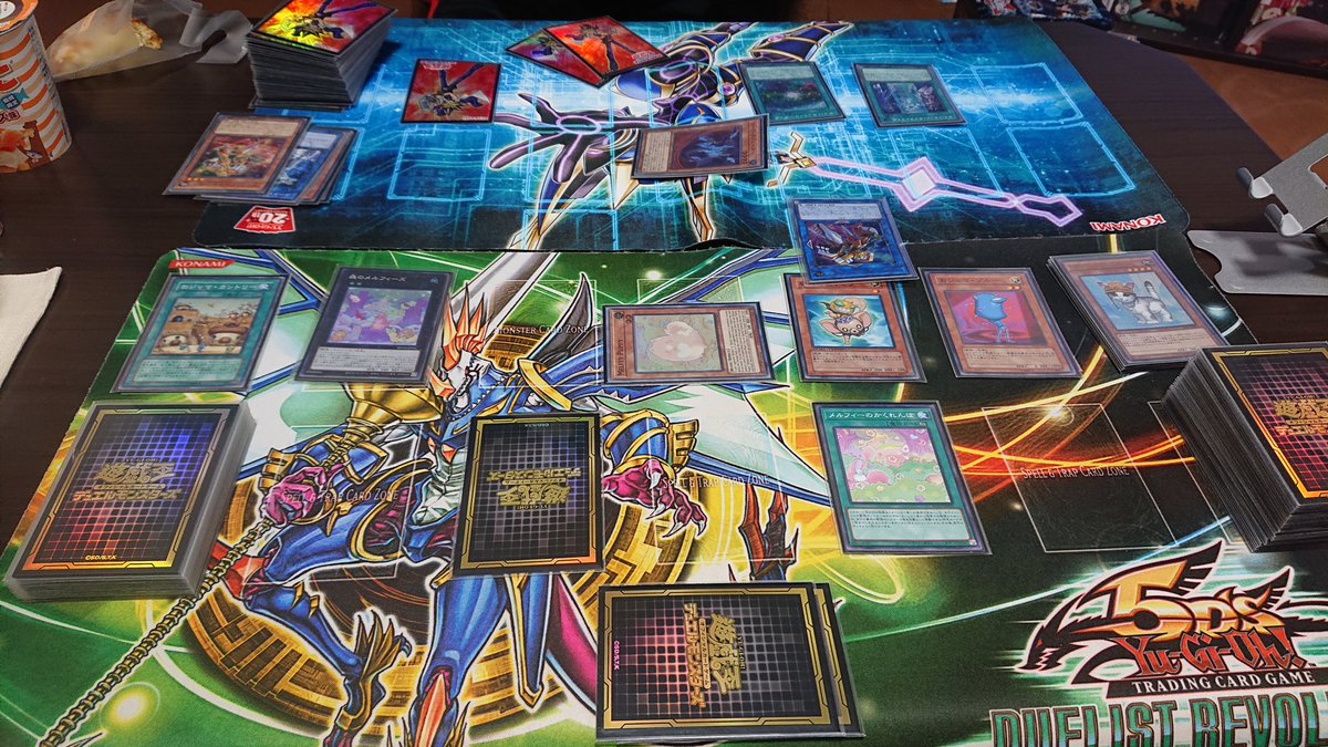 友人が遊戯王引退すると言うのでカードの整理手伝ってたら、途中から懐かしさが込み上げて来たらしく、「一旦デュエルするか」ということになり、夜中の1時までデュエルした挙げ句に遊戯王は引退しないことになりました