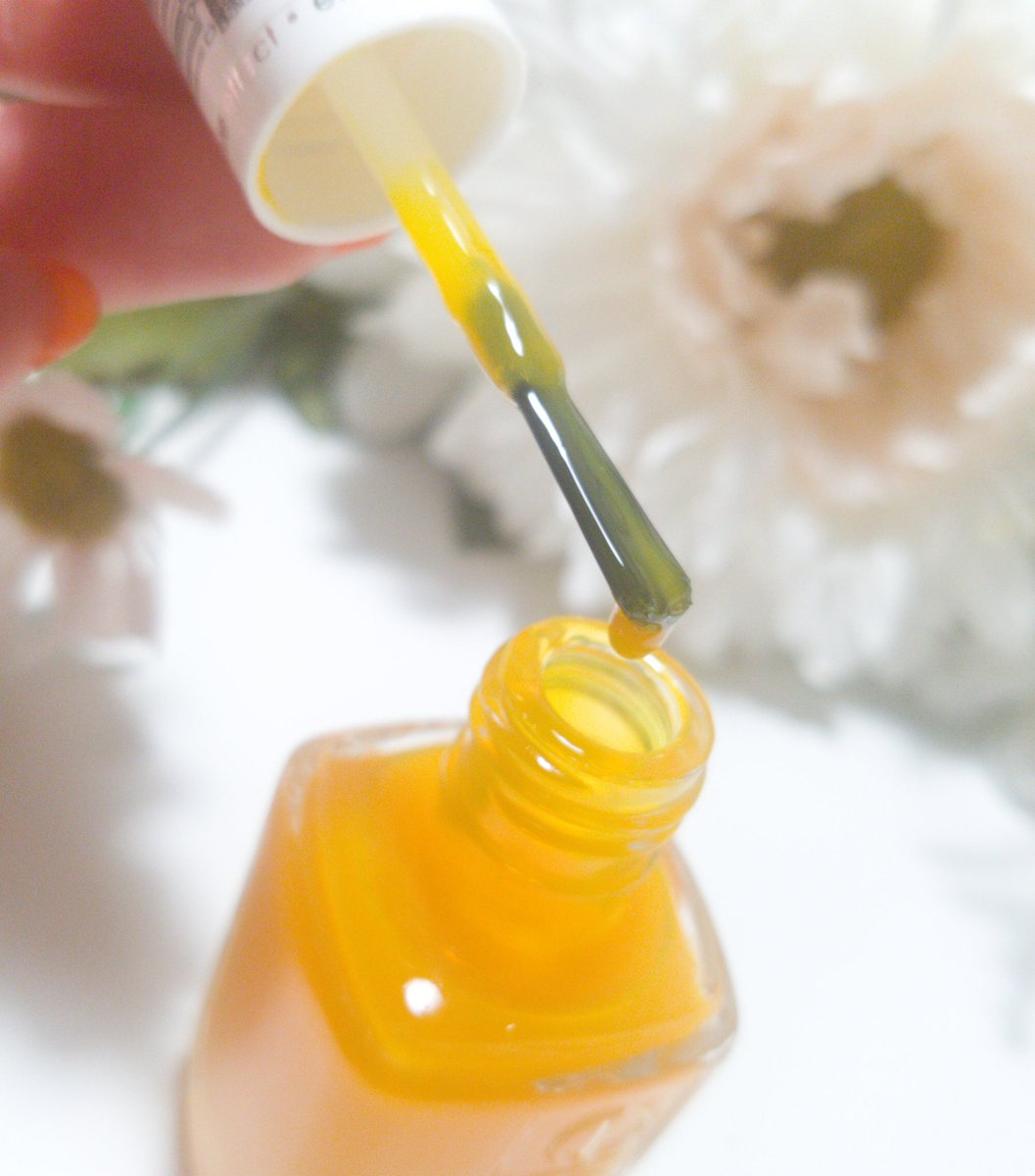 こっちはEssie Glazed Daysのイエローなんだけど、塗りながらこの見た目なんか既視感あるな〜〜なんだろな〜〜〜と思ってたけど画像まとめててわかってしまった