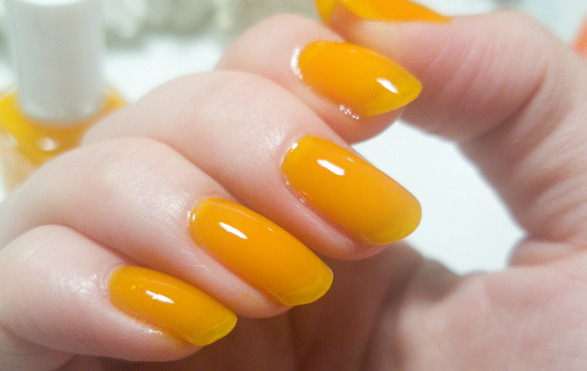 こっちはEssie Glazed Daysのイエローなんだけど、塗りながらこの見た目なんか既視感あるな〜〜なんだろな〜〜〜と思ってたけど画像まとめててわかってしまった