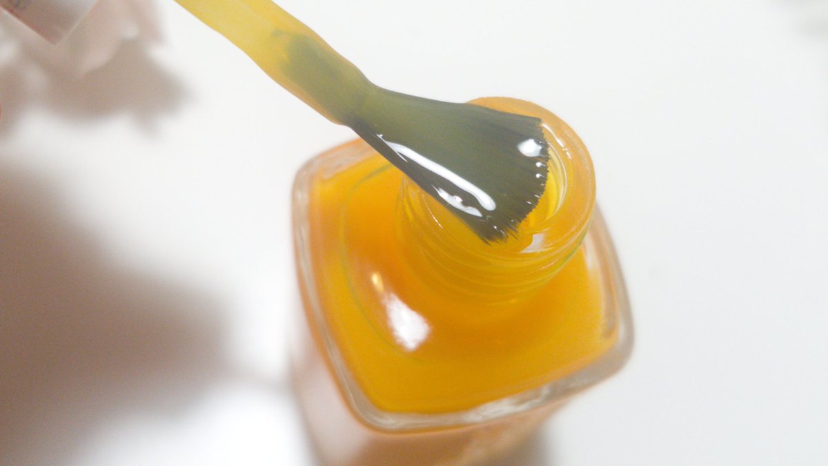 こっちはEssie Glazed Daysのイエローなんだけど、塗りながらこの見た目なんか既視感あるな〜〜なんだろな〜〜〜と思ってたけど画像まとめててわかってしまった