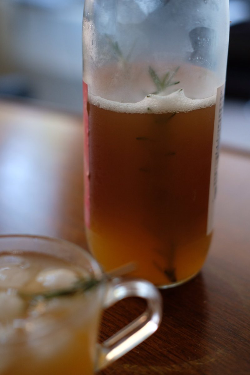 りんごジュースにローズマリー沈めて一晩置いとくだけでこんな落ち着く香りの飲み物になるのしらなかった
