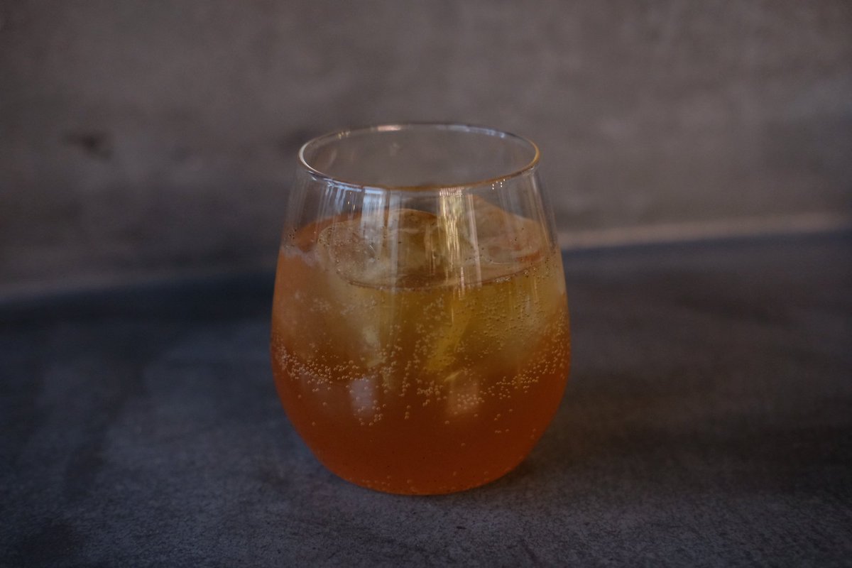 コーラ作ってみました（12杯分くらい）  水400ml、きび砂糖400g、クローブ4g、カルダモン3g、シナモン8g、バニビ1本、馬告1g、オールスパイス2g、メース2g、コーラナッツ4g、レモン2個（一個は皮ごと、一個は炭酸で割るときに絞る）  おいしいし贅沢な飲み物だ…生姜、コリアンダーなどいれてみたい 