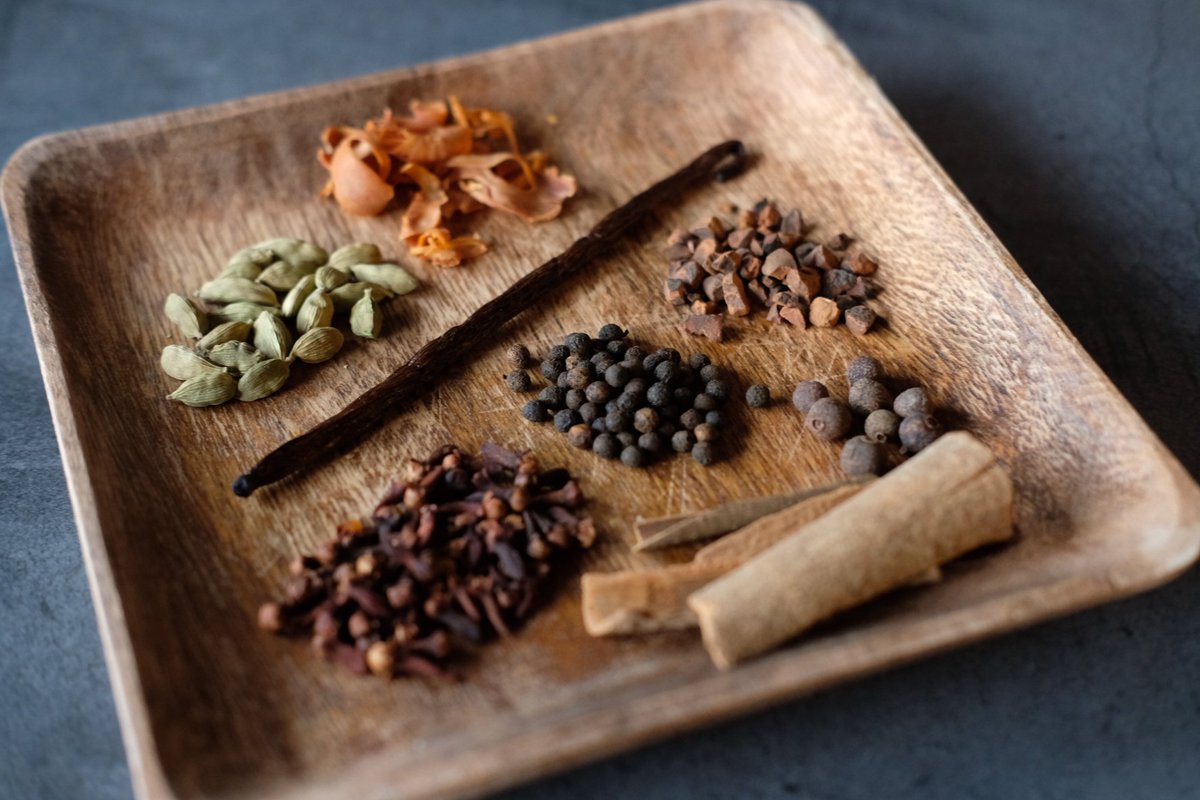 コーラ作ってみました（12杯分くらい）  水400ml、きび砂糖400g、クローブ4g、カルダモン3g、シナモン8g、バニビ1本、馬告1g、オールスパイス2g、メース2g、コーラナッツ4g、レモン2個（一個は皮ごと、一個は炭酸で割るときに絞る）  おいしいし贅沢な飲み物だ…生姜、コリアンダーなどいれてみたい 