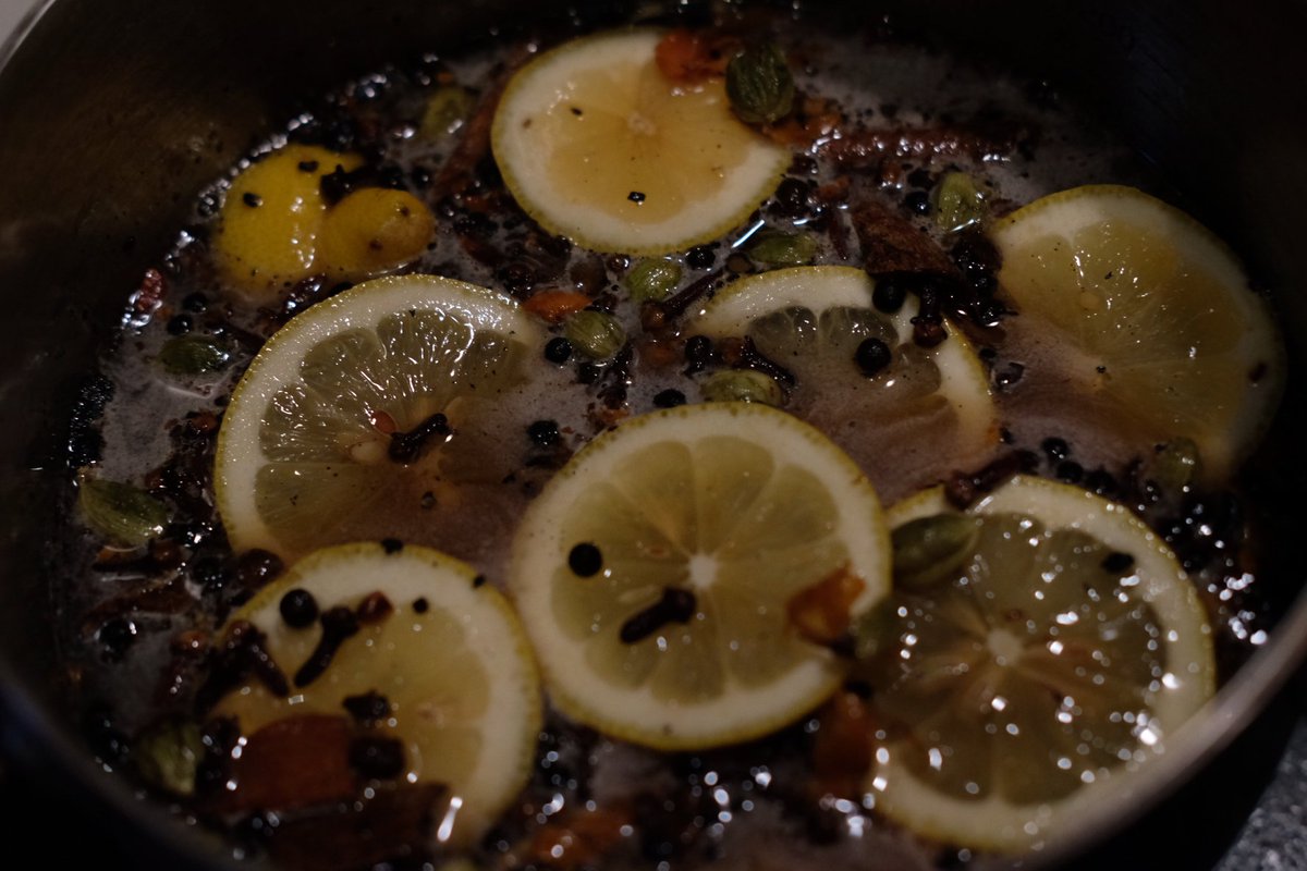 コーラ作ってみました（12杯分くらい）  水400ml、きび砂糖400g、クローブ4g、カルダモン3g、シナモン8g、バニビ1本、馬告1g、オールスパイス2g、メース2g、コーラナッツ4g、レモン2個（一個は皮ごと、一個は炭酸で割るときに絞る）  おいしいし贅沢な飲み物だ…生姜、コリアンダーなどいれてみたい 