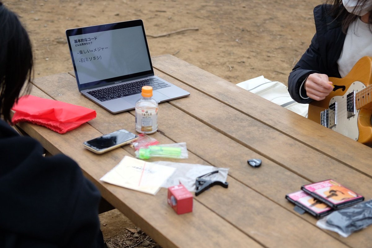 友達にギター教えてって頼んだらパワポ作ってきてくれて座学からだった 